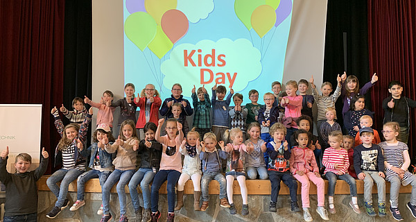 Daumen hoch für den Kids Day: Einige der Kinder nach der Stärkung im Josefs-Prior-Saal.